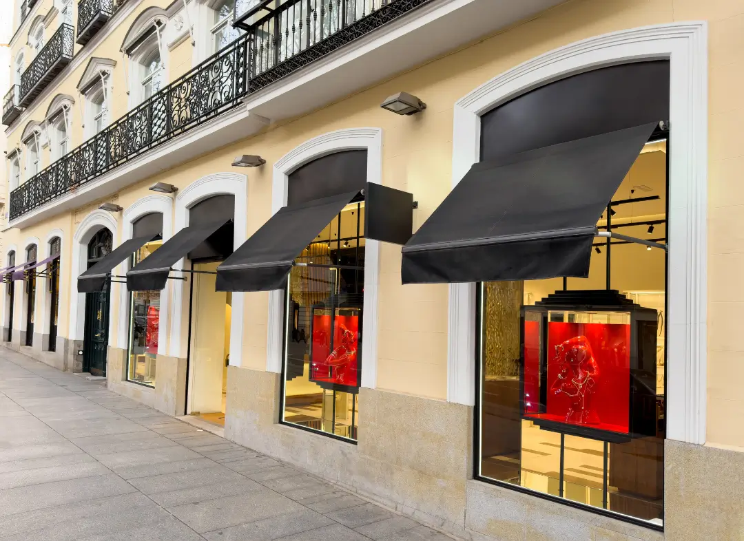 Façade vitrine de magasin en aluminium sur mesure à Gonfreville-l'Orcher